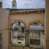...un doppio arco in pietra esterno...